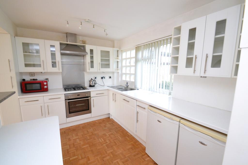 Lot: 36 - THREE-BEDROOM HOUSE IN A POPULAR VILLAGE ON A PLOT WITH LAPSED PLANNING - Kitchen of Three bedroom house for sale by auction Godshill Isle of Wight